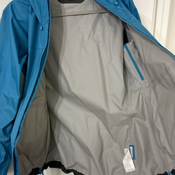 Patagonia womens rain jacket is bright blue. - Picture 4 of 5